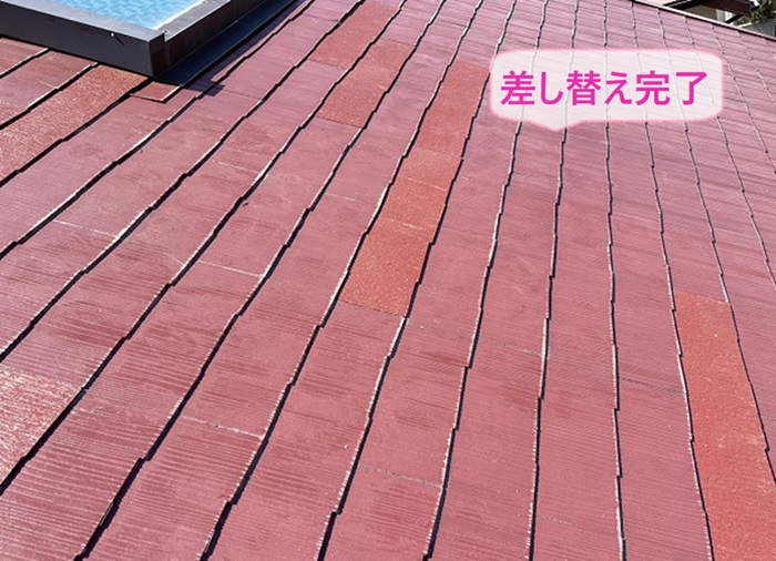 塗装済みスレート屋根の部分補修で割れた屋根材を全部差し替え完了した様子